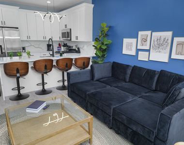 1358 S Fairfield Avenue - Photo Thumbnail 2
