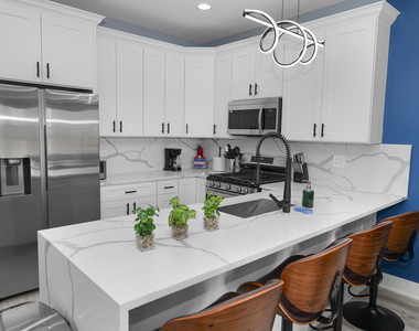 1358 S Fairfield Avenue - Photo Thumbnail 8