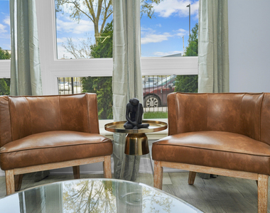 1358 S Fairfield Avenue - Photo Thumbnail 5
