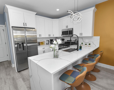 1358 S Fairfield Avenue - Photo Thumbnail 7
