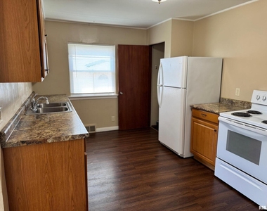 1736 Davie Street - Photo Thumbnail 4