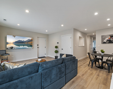 7109 N Western Avenue - Photo Thumbnail 3