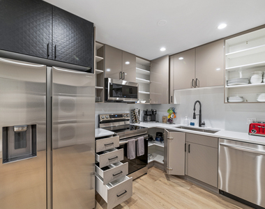 7109 N Western Avenue - Photo Thumbnail 9