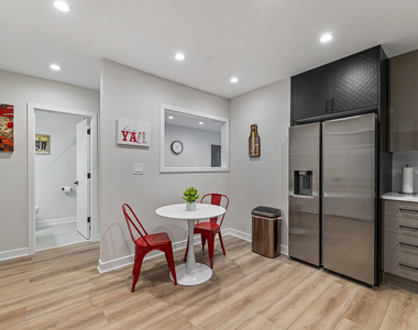 7109 N Western Avenue - Photo Thumbnail 7