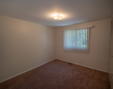 1302 Oxford Lane - Photo Thumbnail 5
