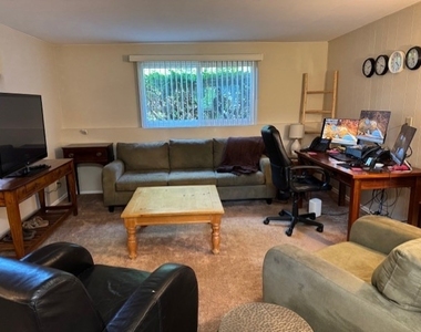 1302 Oxford Lane - Photo Thumbnail 8