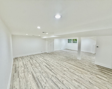 9033 Ewing Avenue - Photo Thumbnail 4