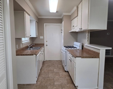 9007 Glen Shadow Drive - Photo Thumbnail 6