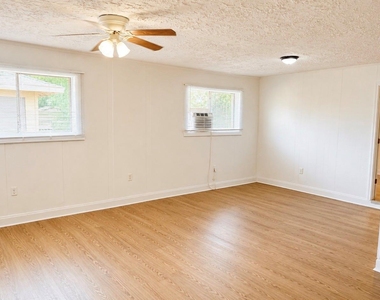 5526 Stonewall Street - Photo Thumbnail 3