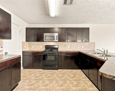1014 Hummingbird Point Lane - Photo Thumbnail 10