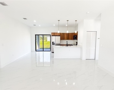 1843 Richmond Avenue N - Photo Thumbnail 2
