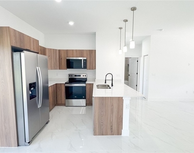 1843 Richmond Avenue N - Photo Thumbnail 5