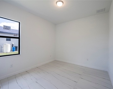 2604 73rd Street W - Photo Thumbnail 16
