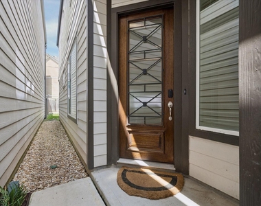 1135 Aurora Street - Photo Thumbnail 2