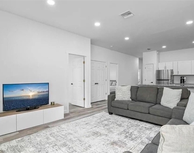 726 Gretchen Avenue S - Photo Thumbnail 4