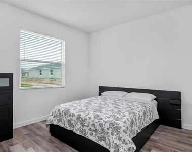 726 Gretchen Avenue S - Photo Thumbnail 10