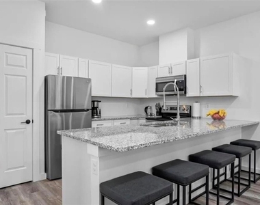 726 Gretchen Avenue S - Photo Thumbnail 2