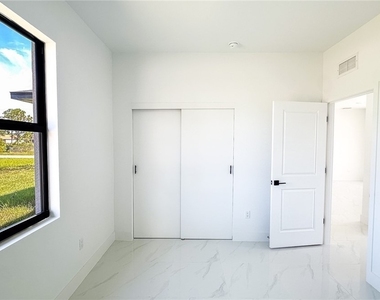 721 Bering Avenue S - Photo Thumbnail 9