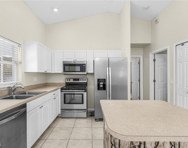 5215 Sw 16th Place - Photo Thumbnail 6
