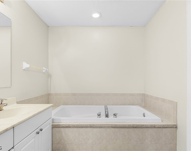 5215 Sw 16th Place - Photo Thumbnail 12