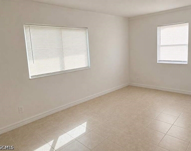 3516 E Riverside Drive - Photo Thumbnail 4