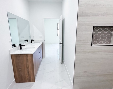 723 Bering Avenue S - Photo Thumbnail 27