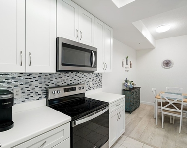 9025 Colby Drive - Photo Thumbnail 5