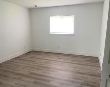 307 Homer Avenue S - Photo Thumbnail 8