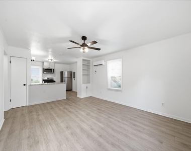 1523 1/2 Bonnie Brae Street - Photo Thumbnail 8