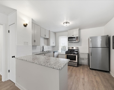 1523 1/2 Bonnie Brae Street - Photo Thumbnail 2