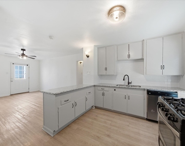 1523 1/2 Bonnie Brae Street - Photo Thumbnail 3
