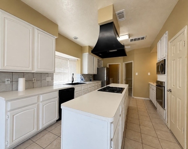 3411 Ashfield Drive - Photo Thumbnail 7