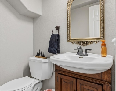 203 Mapleleaf Street - Photo Thumbnail 8