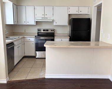1221 Houston Streets - Photo Thumbnail 2