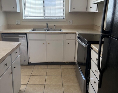 1221 Houston Streets - Photo Thumbnail 3