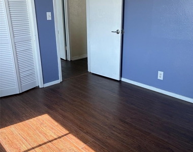 1221 Houston Streets - Photo Thumbnail 6