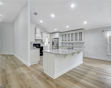 7052 Timberland Circle - Photo Thumbnail 12
