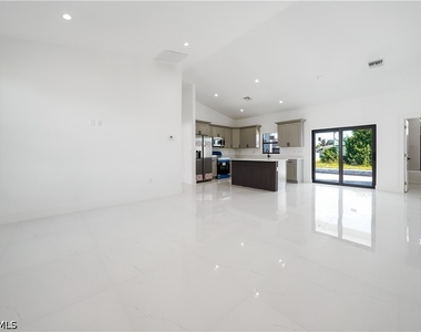 2458 Nw 9th Terrace - Photo Thumbnail 4