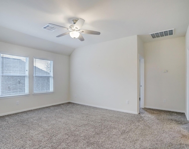 52 Hallmark Drive - Photo Thumbnail 9
