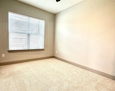 401 W 25th Street - Photo Thumbnail 16