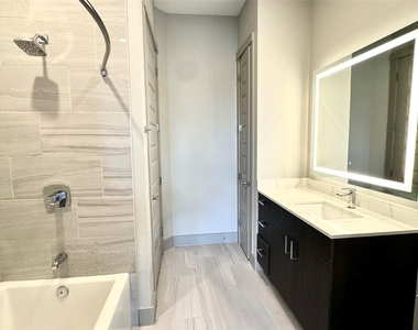 401 W 25th Street - Photo Thumbnail 14