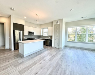 401 W 25th Street - Photo Thumbnail 2