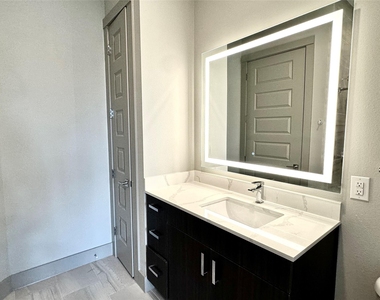 401 W 25th Street - Photo Thumbnail 15