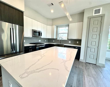 401 W 25th Street - Photo Thumbnail 3