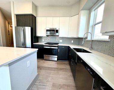 401 W 25th Street - Photo Thumbnail 4
