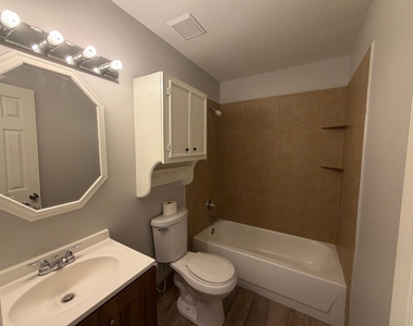 12711 Woodcreek Drive - Photo Thumbnail 11