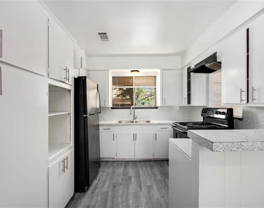 10906 Panay Drive - Photo Thumbnail 8