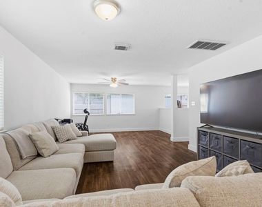 3947 Carriage Park Row - Photo Thumbnail 7