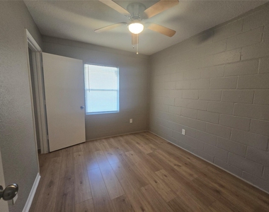 4217 Sealy Avenue - Photo Thumbnail 3