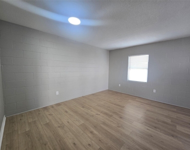 4217 Sealy Avenue - Photo Thumbnail 6
